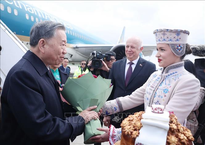 Thiếu nữ Belarus trong trang phục truyền thống tặng hoa, chào mừng Tổng Bí thư Tô Lâm và Phu nhân thăm cấp Nhà nước tới Belarus. Ảnh: Thống Nhất – TTXVN
