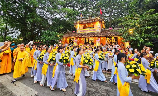 Nghi thức rước Phật diễn ra trong không khí trang nghiêm. Ảnh: Tường Vi - TTXVN