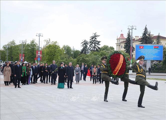 Tổng Bí thư Tô Lâm và Phu nhân cùng Đoàn đại biểu cấp cao Việt Nam đến đặt hoa tại Tượng đài Chiến thắng ở thủ đô Minsk. Ảnh: Thống Nhất – TTXVN