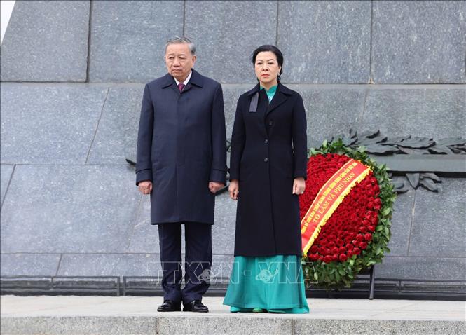 Tổng Bí thư Tô Lâm và Phu nhân tại Tượng đài Chiến thắng ở thủ đô Minsk. Ảnh: Thống Nhất – TTXVN