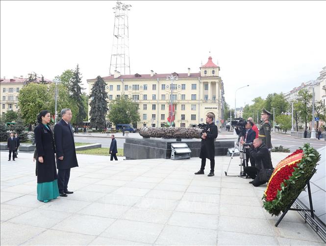 Tổng Bí thư Tô Lâm và Phu nhân đặt hoa tại Tượng đài Chiến thắng ở thủ đô Minsk. Ảnh: Thống Nhất – TTXVN