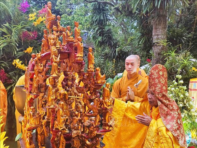 Nghi lễ Mộc dục (tắm Phật) được tiến hành ở lễ đài Quốc tự Diệu Đế. Ảnh: Tường Vi - TTXVN 