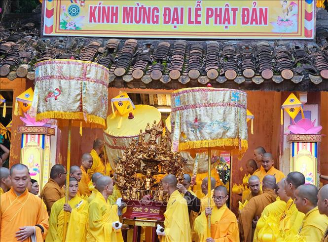 Lễ rước Phật từ Diệu Đế Quốc tự lên Tổ đình Từ Đàm. Ảnh: Tường Vi - TTXVN