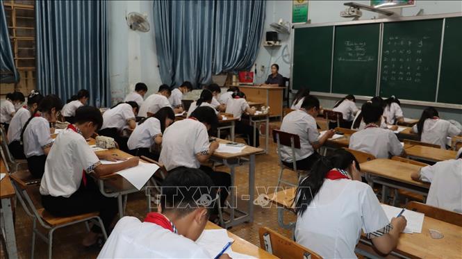 Hơn 600 học sinh Trường Trung học cơ sở Tân Phú, thành phố Đồng Xoài, tỉnh Bình Phước phải thi lại môn Toán lớp 8 học kỳ 2 năm học 2024 – 2025 do lộ đề thi. Ảnh: TTXVN phát.