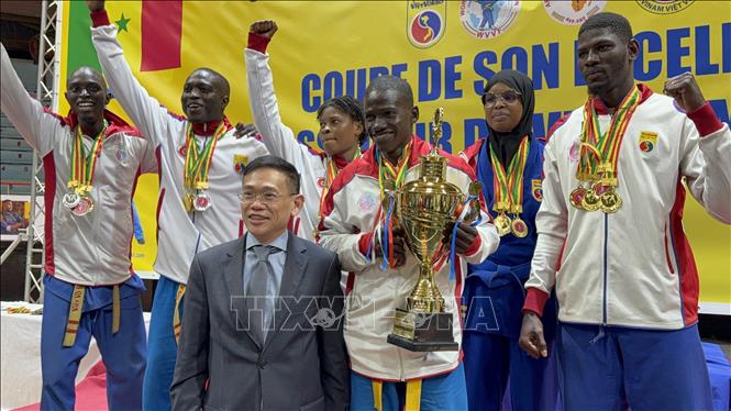 Đại sứ Việt Nam tại Algeria kiêm nhiệm Senegal Trần Quốc Khánh trao huy chương cho các võ sinh đoạt giải. Ảnh: TTXVN phát
