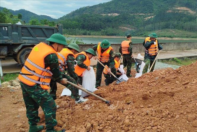 Lực lượng quân đội luyện tập xử lý mạch đùn, mạch sủi tại vị trí chân đập Bàn Long xã Minh Quang, huyện Tam Đảo. Ảnh: Hoàng Hùng -TTXVN
