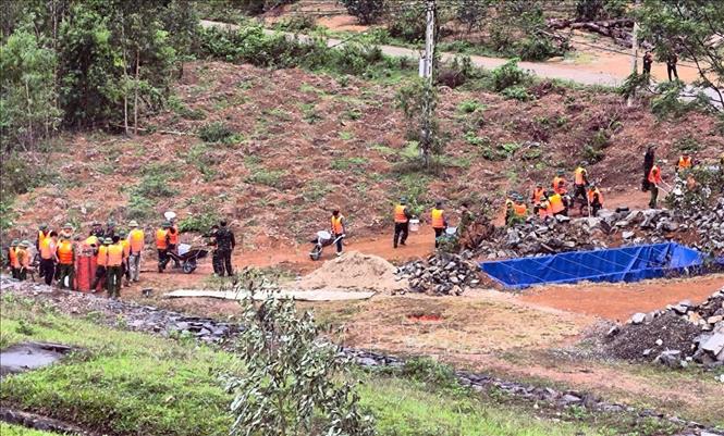 \Các lực lượng tham gia luyện tập phòng thủ dân sự tại vị trí đập Bàn Long, xã Minh Quang, huyện Tam Đảo. Ảnh: Hoàng Hùng -TTXVN