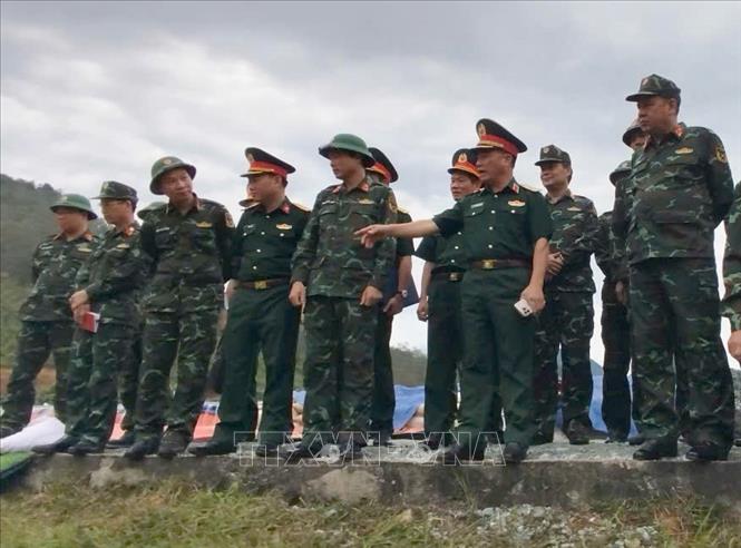 Thiếu tướng Nguyễn Đăng Khải (người chỉ tay) chỉ đạo các lực lượng tham gia diễn tập phòng thủ dân sự tỉnh Vĩnh Phúc năm 2025 tại khu vực sơ tán nhân dân. Ảnh: Hoàng Hùng -TTXVN