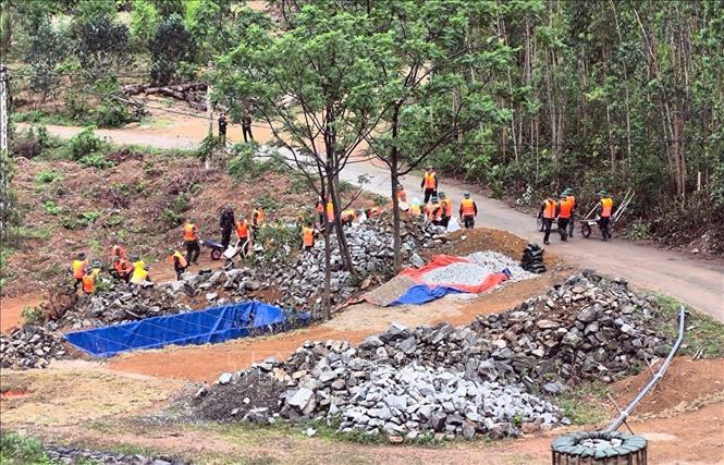 Các lực lượng tham gia luyện tập phòng thủ dân sự tại vị trí đập Bàn Long, xã Minh Quang, huyện Tam Đảo. Ảnh: Hoàng Hùng -TTXVN