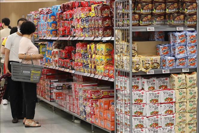 Người dân mua sắm tại siêu thị ở Seoul, Hàn Quốc. Ảnh: Yonhap/TTXVN