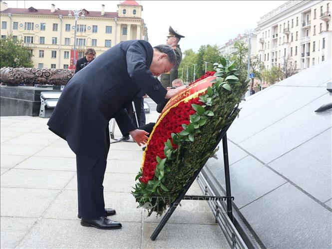 Party General Secretary To Lam pays floral tribute at the Victory Monument. VNA Photo: Thống Nhất