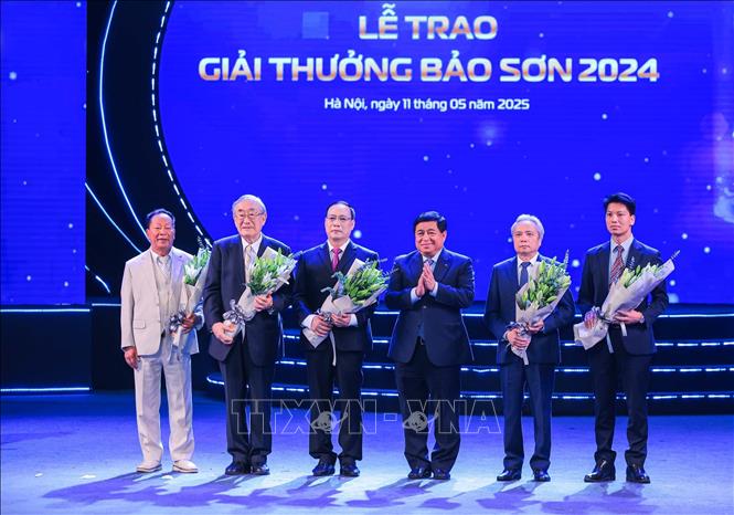 Phó Thủ tướng Nguyễn Chí Dũng và Chủ tịch Tập đoàn Bảo Sơn Nguyễn Trường Sơn vinh danh các tác giả đạt Giải thưởng Bảo Sơn 2024. Ảnh: Hoàng Hiếu - TTXVN