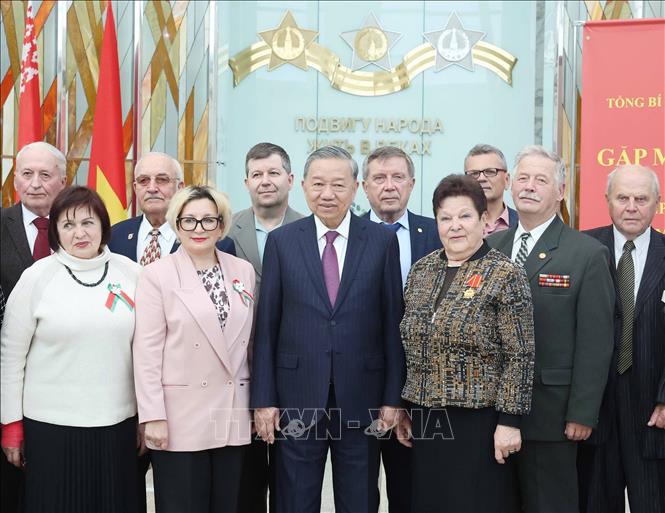 Tổng Bí thư Tô Lâm chụp ảnh chung với các cựu quân nhân, chuyên gia Belarus và những người bạn Belarus từng có đóng góp nổi bật cho Việt Nam. Ảnh: Thống Nhất – TTXVN
