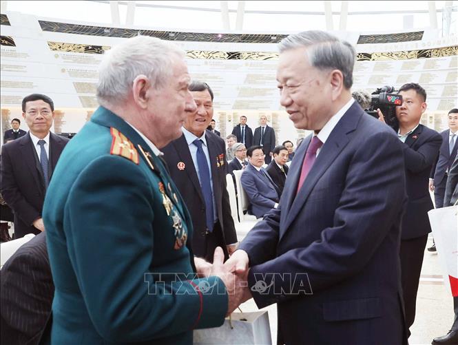 Tổng Bí thư Tô Lâm thăm hỏi, tặng quà cho cựu quân nhân Belarus từng có đóng góp nổi bật cho Việt Nam. Ảnh: Thống Nhất – TTXVN

