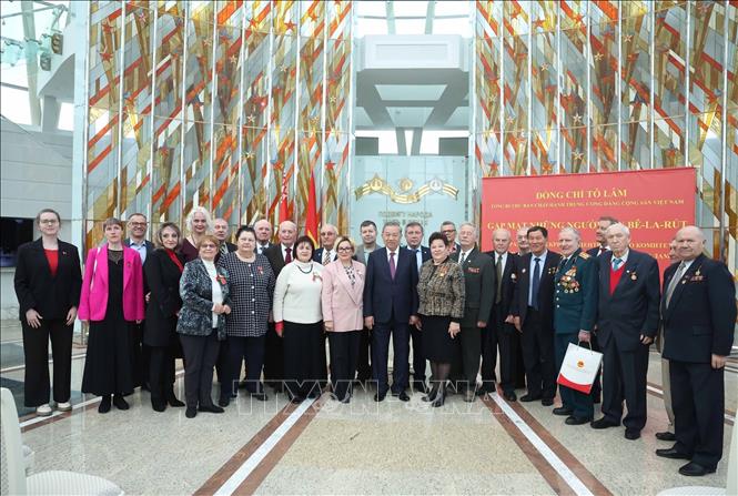 Tổng Bí thư Tô Lâm chụp ảnh chung với các cựu quân nhân, chuyên gia Belarus và những người bạn Belarus từng có đóng góp nổi bật cho Việt Nam. Ảnh: Thống Nhất – TTXVN

