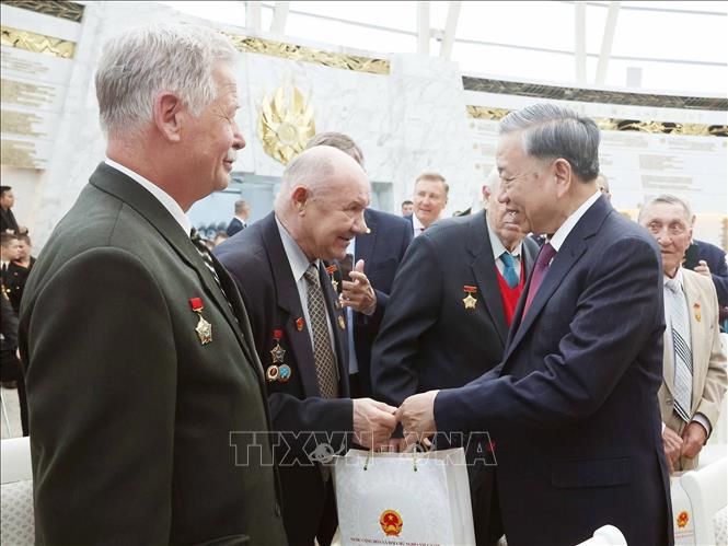 Tổng Bí thư Tô Lâm thăm hỏi, tặng quà cho các cựu quân nhân, chuyên gia Belarus và những người bạn Belarus từng có đóng góp nổi bật cho Việt Nam. Ảnh: Thống Nhất – TTXVN

