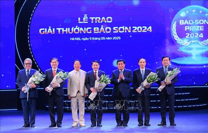Phó Thủ tướng Nguyễn Chí Dũng và Chủ tịch Tập đoàn Bảo Sơn Nguyễn Trường Sơn tặng hoa Hội đồng giám khảo Giải thưởng Bảo Sơn 2024. Ảnh: Hoàng Hiếu - TTXVN