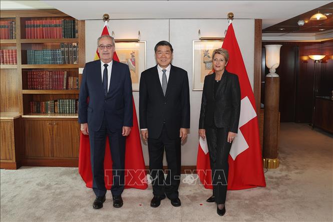 Phó Thủ tướng Trung Quốc Hà Lập Phong (giữa) trong cuộc gặp Tổng thống liên bang Thuỵ Sĩ Karin Keller-Sutter (phải) và Phó Tổng thống Guy Parmelin tại Geneva khi ông tham dự vòng đàm phán thương mại với quan chức Mỹ, ngày 9/5/2025. Ảnh: THX/TTXVN