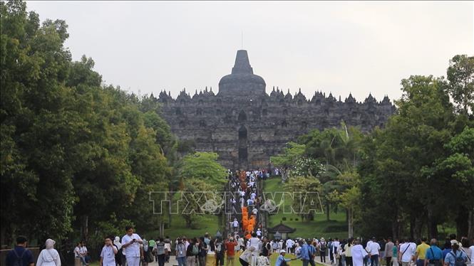 Du khách tham quan đền Borobudur, Yogyakarta dịp Lễ Phật đản Vesak 2025