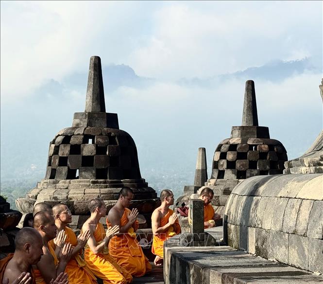 Các nhà sư hành lễ tại đền Borobudur. Ảnh: Văn Phong- PV TTXVN tại Indonesia