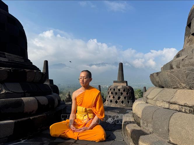 Một nhà sư trẻ đang thiền tại đền Borobudur. Ảnh: Văn Phong- PV TTXVN tại Indonesia