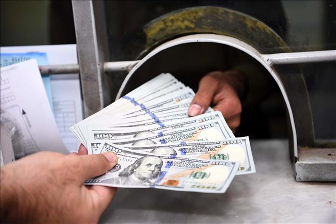 (Tư liệu) Đồng tiền mệnh giá 100USD. Ảnh: THX/TTXVN