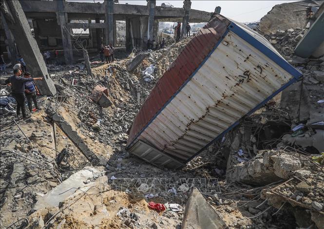 Một điểm phân phối hàng viện trợ bị phá hủy sau cuộc không kích của Israel tại Gaza ngày 10/5/2025. Ảnh: THX/TTXVN
