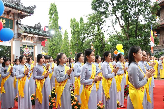 Đông đảo tăng, ni và phật tử có mặt tại Tổ đình Từ Đàm tham dự Đại lễ Phật đản Phật lịch 2569-Dương lịch 2025. Ảnh: Tường Vi - TTXVN