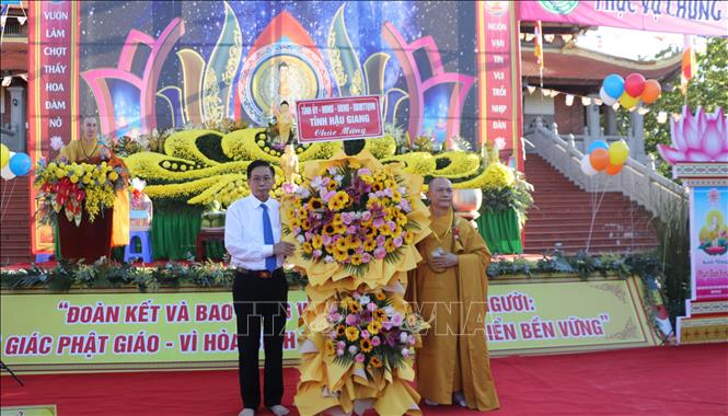 Đại diện Ban Trị sự Giáo hội Phật Giáo Việt Nam tỉnh nhận lẵng hoa chúc mừng Đại lễ Phật đản. Ảnh: Hồng Thái - TTXVN