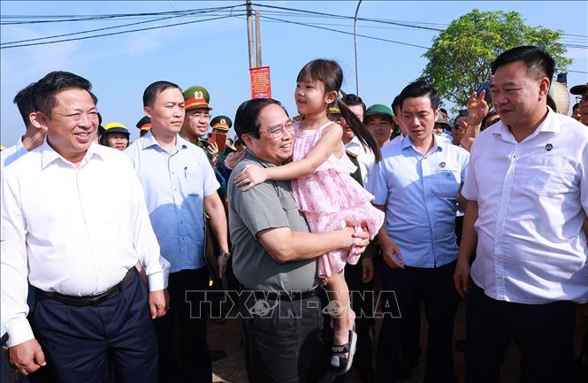 Thủ tướng Phạm Minh Chính với nhân dân vùng dự án. Ảnh: Dương Giang-TTXVN

