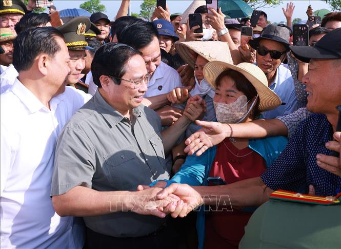 Thủ tướng Phạm Minh Chính với nhân dân vùng dự án. Ảnh: Dương Giang-TTXVN
