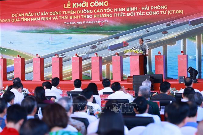 Thủ tướng Phạm Minh Chính phát biểu tại Lễ khởi công dự án cao tốc Ninh Bình - Hải Phòng, đoạn qua 2 tỉnh Nam Định và Thái Bình. Ảnh: Dương Giang-TTXVN
