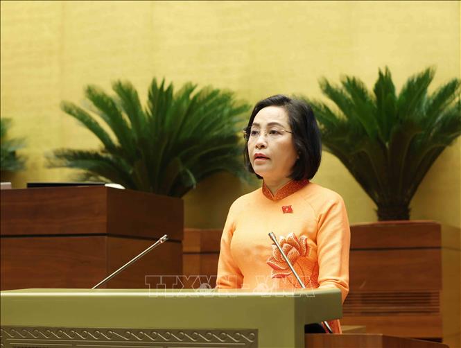 Phó Chủ tịch Quốc hội Nguyễn Thị Thanh trình bày Tờ trình về việc rút ngắn nhiệm kỳ Quốc hội khoá XV và Hội đồng nhân dân các cấp nhiệm kỳ 2021 – 2026. Ảnh: Phương Hoa - TTXVN