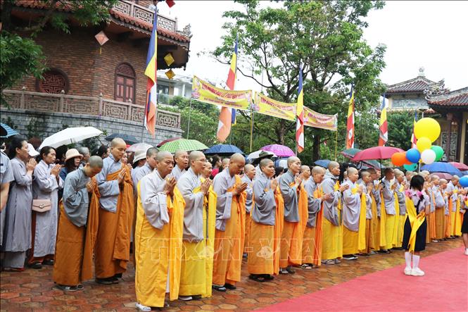 Chư Tăng ni, Phật tử đồng tụng bài sám Khánh đản, Tứ hoằng thệ nguyện tại Đại lễ Phật đản Phật lịch 2569 ở thành phố Huế. Ảnh: Tường Vi - TTXVN