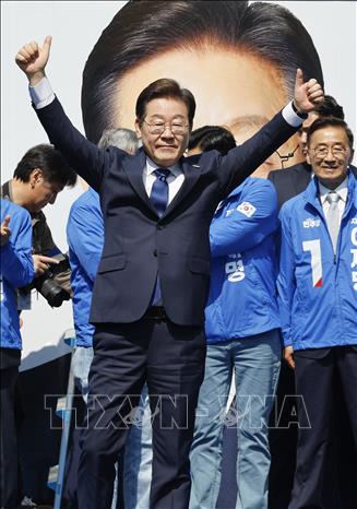 Ứng cử viên Lee Jae Myung của đảng Dân chủ (DP) khởi động chiến dịch tranh cử tại Seoul, Hàn Quốc ngày 12/5/2025. Ảnh: Yonhap/TTXVN