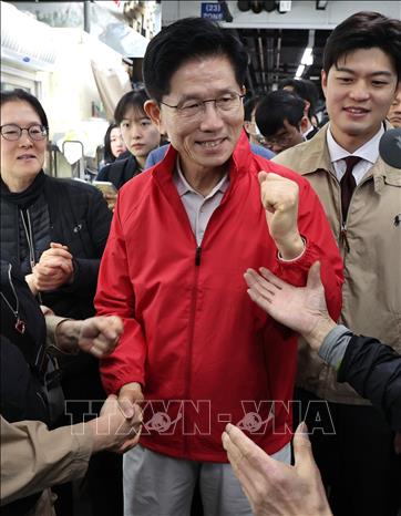 Ứng cử viên Kim Moon Soo của đảng Quyền lực quốc dân (PPP) cầm quyền bắt đầu chiến dịch tranh cử tại chợ bán buôn nông phẩm, hải sản Garak ở Seoul ngày 12/5/2025. Ảnh: Yonhap/TTXVN