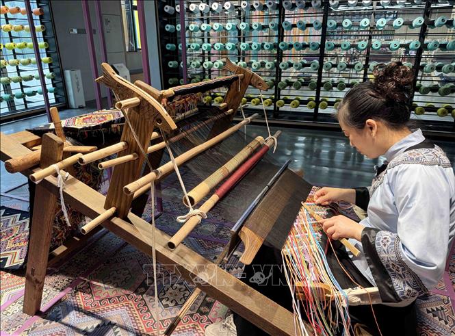 Dệt thổ cẩm Thổ Gia. Ảnh: Công Tuyên - PV TTXVN tại Trung Quốc