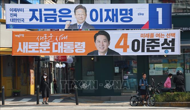 Băng rôn tranh cử Tổng thống của các ứng cử viên Lee Jae-myung (trên) và Lee Jun-seok (dưới) tại Seoul, Hàn Quốc ngày 12/5/2025. Ảnh: Yonhap/TTXVN