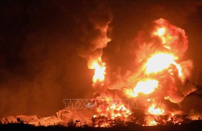 Khói lửa bốc lên sau cuộc không kích của Israel xuống một nhà máy xi măng ở thành phố cảng Hodeidah, Yemen ngày 5/5/2025. Ảnh: THX/TTXVN
