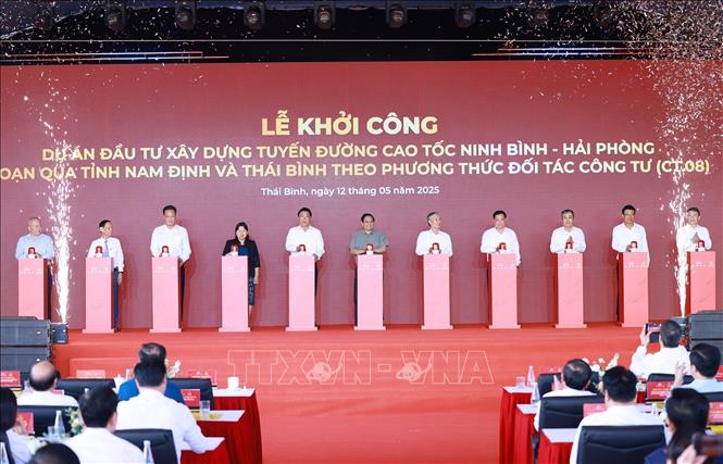 Thủ tướng Phạm Minh Chính và các đại biểu khởi công dự án cao tốc Ninh Bình - Hải Phòng, đoạn qua 2 tỉnh Nam Định và Thái Bình. Ảnh: Dương Giang-TTXVN