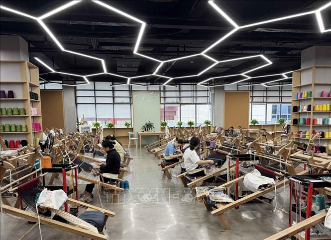 Khu sản xuất và truyền dạy dệt thổ cẩm Thổ Gia. Ảnh: Công Tuyên - PV TTXVN tại Trung Quốc