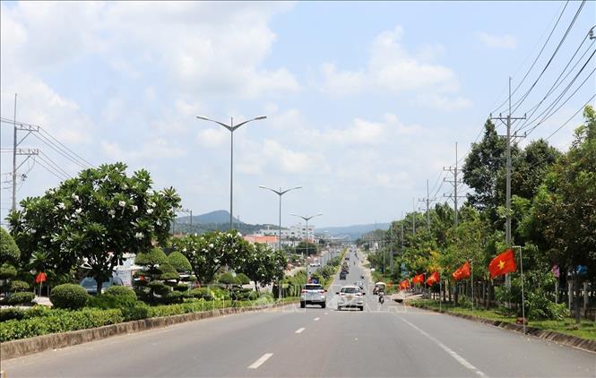 The South-North main road in Phu Quoc city. VNA Photo: Lê Huy Hải