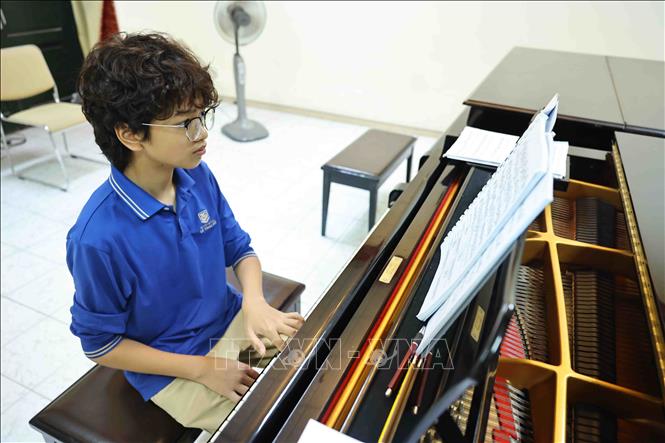 Cao Phú Quý trong giờ luyện tập piano tại Học viện Âm nhạc Quốc gia Việt Nam. Ảnh: Minh Đức – TTXVN