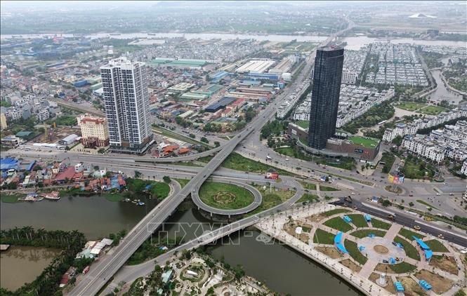 Nút giao nam Cầu Bính có tổng mức đầu tư 1.482 tỷ đồng, khởi công năm 2018 và thông xe kỹ thuật năm 2020. Đây là nút giao đầu tiên của Hải Phòng thiết kế 3 tầng, gồm tầng ngầm, tầng mặt và cầu vượt dài 432,2 m. Tầng hầm nối từ đường Bạch Đằng xuyên qua đường sắt đến đường Hồng Bàng. Tầng mặt được cải tạo lại hiện trạng và cầu vượt nối từ đường cầu Bính vượt qua đường Hồng Bàng đến sông Rế. Ảnh: Quốc Khánh - TTXVN