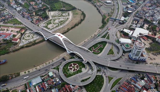 Công trình cầu Rào mới bắc qua sông Lạch Tray, kết nối 3 quận Hải An, Ngô Quyền và Dương Kinh thông xe chiều 25/1/2022 đã tạo nên điểm nhấn ở cửa ngõ thành phố. Ảnh: Quốc Khánh - TTXVN