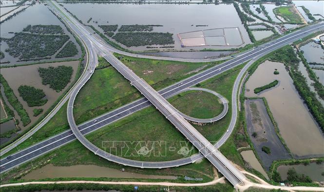 Nút giao đi khu du lịch Cát bà và Cảng nước sâu Tân Vũ - Lạch Huyện với tuyến cao tốc Hà Nội - Hải Phòng. Ảnh: Quốc Khánh - TTXVN