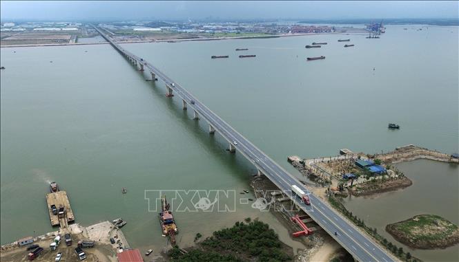 Cầu Tân Vũ - Lạch Huyện nối bán đảo Đình Vũ, quận Hải An với huyện đảo Cát Hải là cầu vượt biển dài nhất Việt Nam, trong đó cầu dài 5,44 km, đường dẫn dài 10,19 km, rộng 29,5 m với 4 làn xe. Ảnh: Quốc Khánh - TTXVN