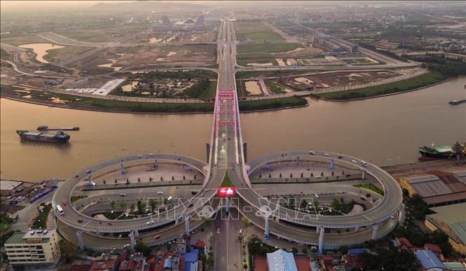 Cầu Hoàng Văn Thụ kết nối Trung tâm hành chính với thành phố Thuỷ Nguyên qua sông Cấm. Ảnh: Quốc Khánh - TTXVN