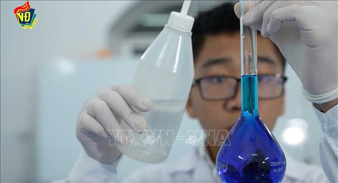 Qua nghiên cứu, nhóm học sinh phát hiện, nếu kết hợp lithium với một chất khác là vanadium thì sẽ đem lại phản ứng hoá học rất bất ngờ, chất chiết tách được sau đó có thể xử lý được chất thải nhuộm. Ảnh: TTXVN 