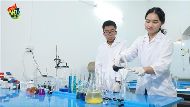 Tranh thủ những ngày cuối tuần, buổi tối sau khi tan học chính khoá, với tình yêu và niềm đam mê nghiên cứu khoa học, Phương và Thái vùi mình trong phòng thí nghiệm của nhà trường, cặm cụi với việc tách lithium, chiết tách, nghiên cứu… Ảnh: TTXVN 